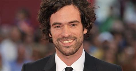 Il Glamour di Rendez-Vous Parisien: Un'Immersione nell'Universo di Romain Duris!